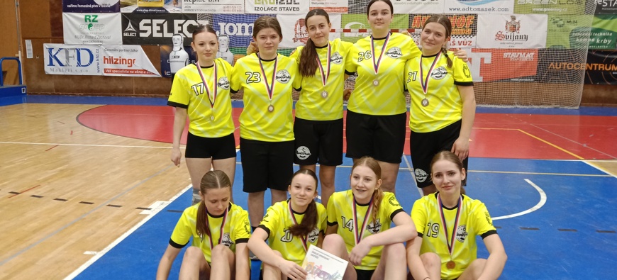 Stříbrná odměna z basketbalového turnaje dívek